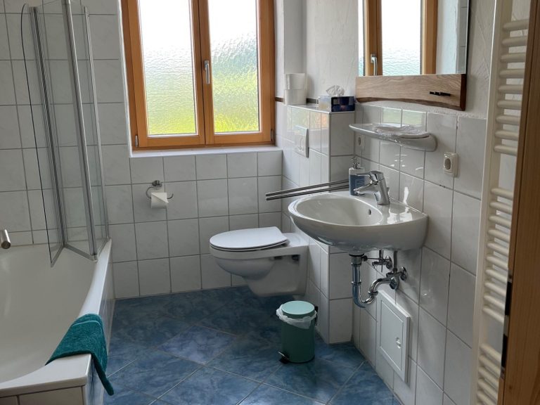 Modernes Bad mit Badewanne und Fußbodenheizung in der Ferienwohnung Neyer in Steibis – kleine Auszeit für Körper, Geist und Seele.